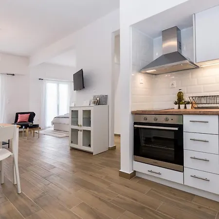 Wide Comfy Studio Apartment Centrally Located In Thissio-3